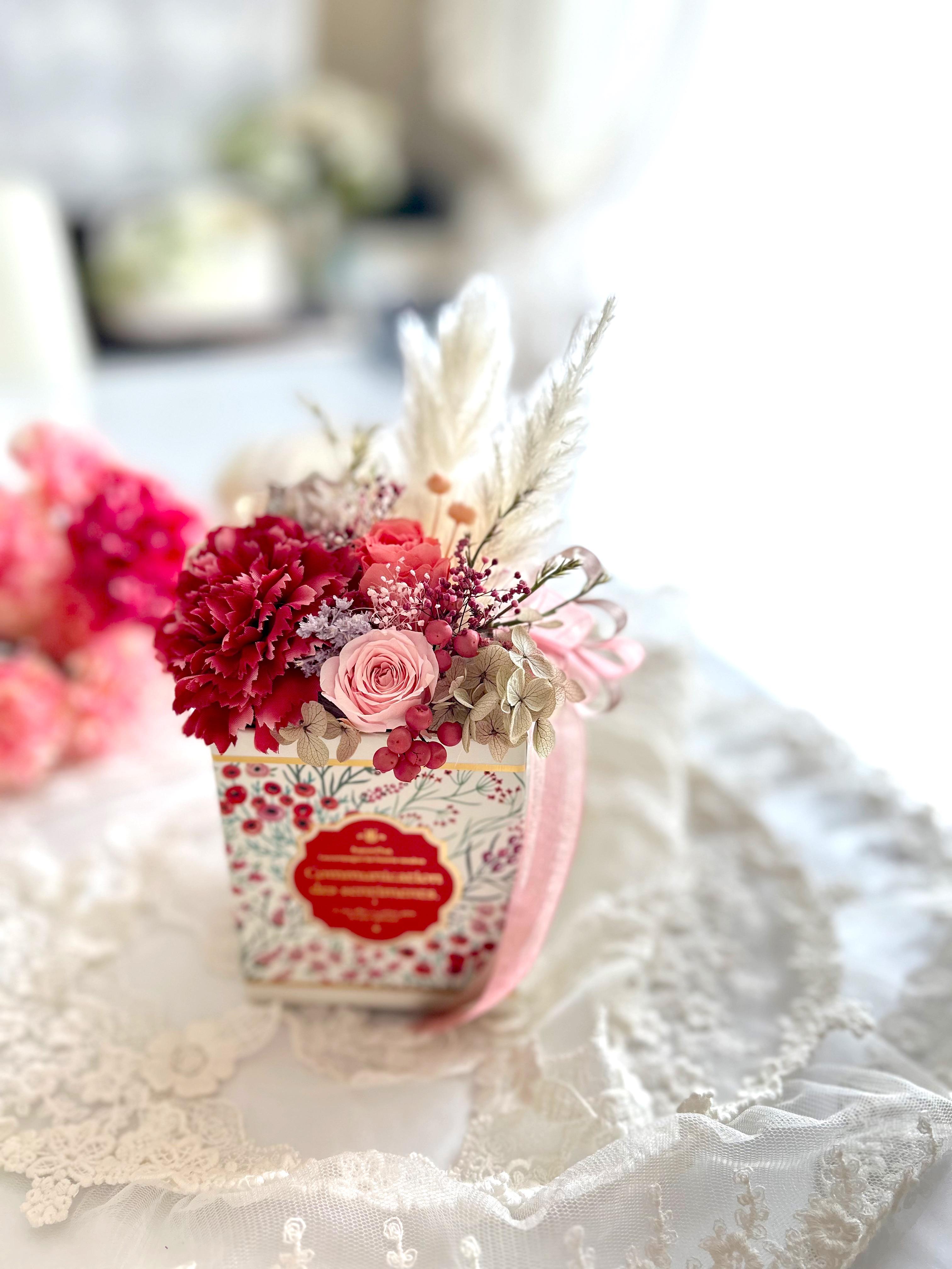 母の日＊花言葉は「母への愛」カーネーションとプリザーブドフラワーアレンジ＊無料ラッピングあり1枚目の画像