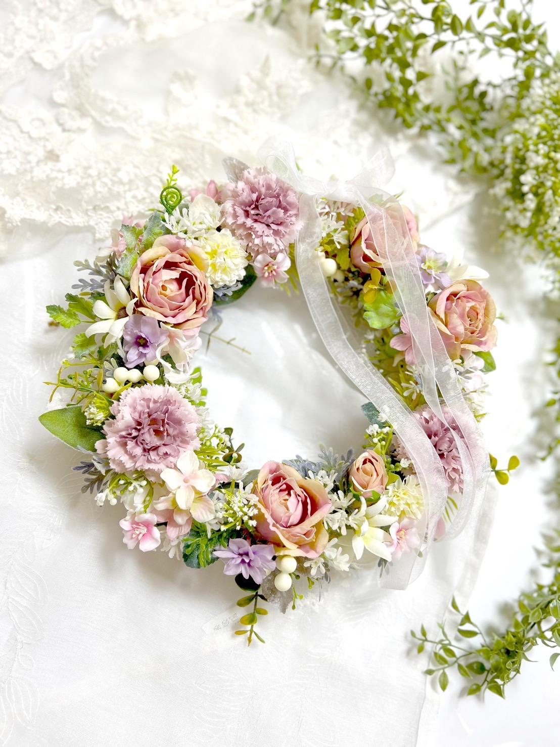 母の日早割り＊誕生日＊結婚祝い＊カーネーションとバラのフラワーリース＊直径25センチ＊無料ラッピングあり1枚目の画像